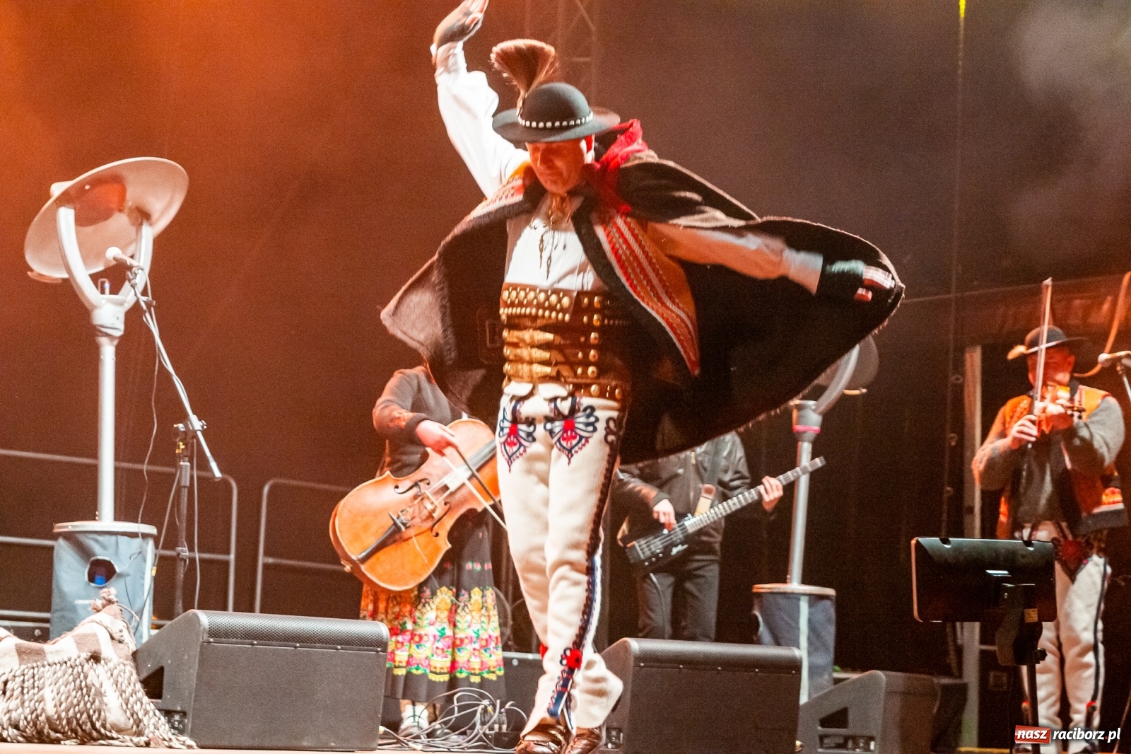 Zdjęcie w galerii na portalu naszraciborz.pl: Chóralne śpiewy i góralskie rytmy - niedziela na zamkowym jarmarku [FOTO i WIDEO] wiadomości z regionu