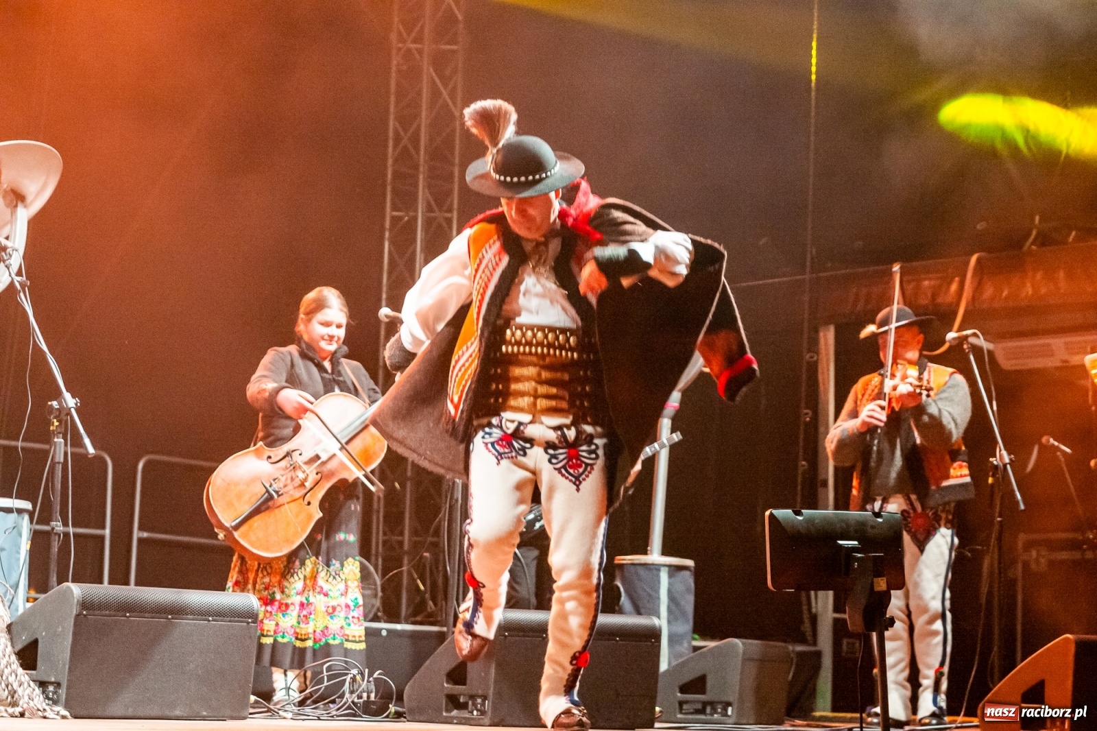Zdjęcie w galerii na portalu naszraciborz.pl: Chóralne śpiewy i góralskie rytmy - niedziela na zamkowym jarmarku [FOTO i WIDEO] wiadomości z regionu