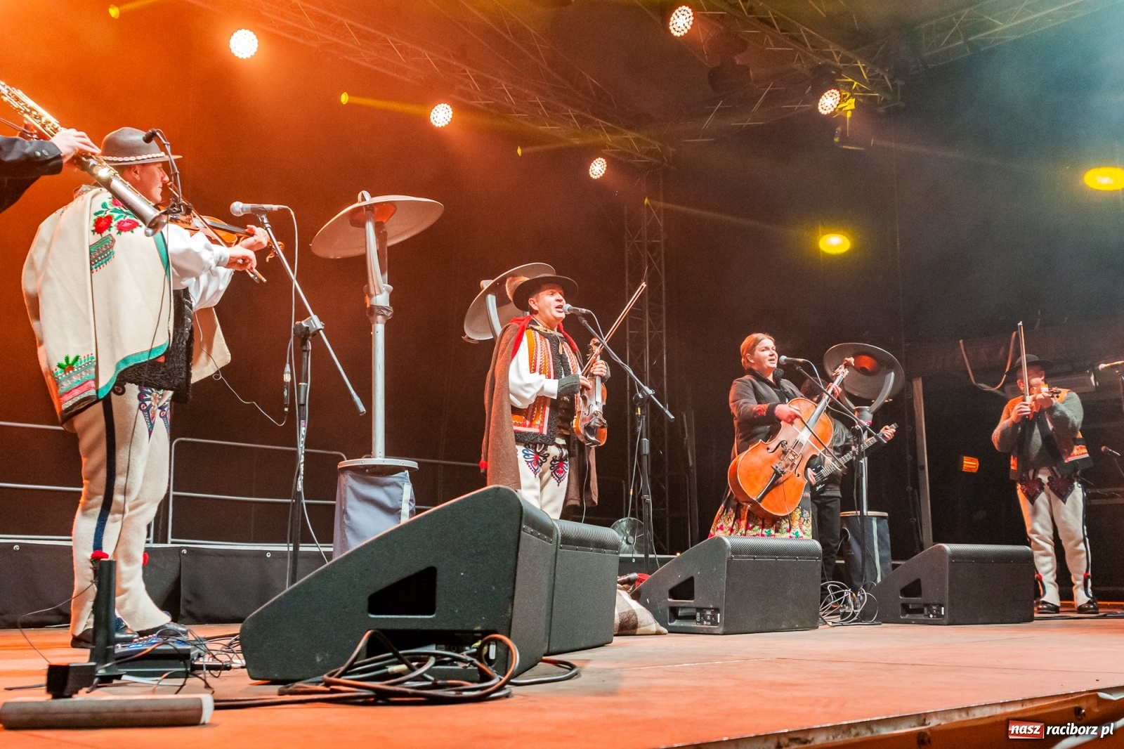 Zdjęcie w galerii na portalu naszraciborz.pl: Chóralne śpiewy i góralskie rytmy - niedziela na zamkowym jarmarku [FOTO i WIDEO] wiadomości z regionu