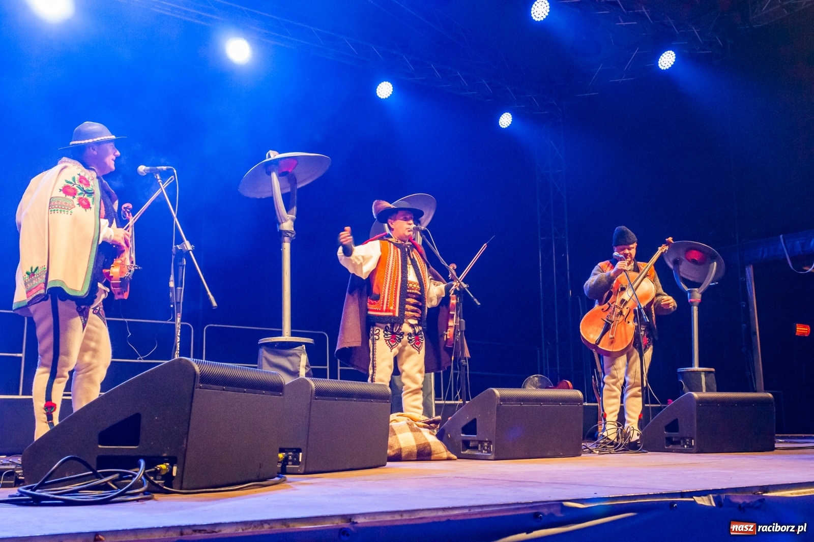 Zdjęcie w galerii na portalu naszraciborz.pl: Chóralne śpiewy i góralskie rytmy - niedziela na zamkowym jarmarku [FOTO i WIDEO] wiadomości z regionu