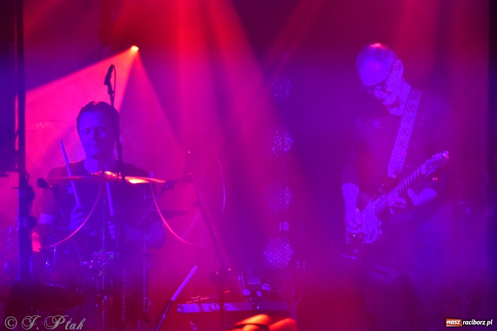 Zdjęcie w galerii na portalu naszraciborz.pl: Genialne! Piękne połączenie dźwięku i obrazu. Artur Rojek w Raciborzu wiadomości z regionu