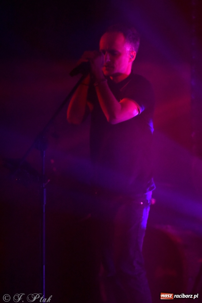 Zdjęcie w galerii na portalu naszraciborz.pl: Genialne! Piękne połączenie dźwięku i obrazu. Artur Rojek w Raciborzu wiadomości z regionu