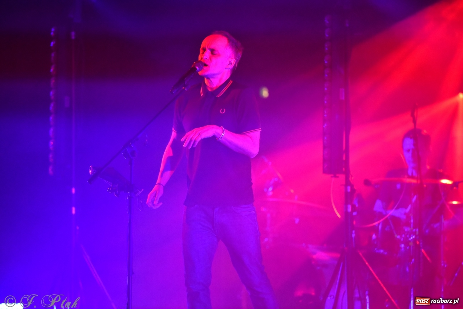 Zdjęcie w galerii na portalu naszraciborz.pl: Genialne! Piękne połączenie dźwięku i obrazu. Artur Rojek w Raciborzu wiadomości z regionu