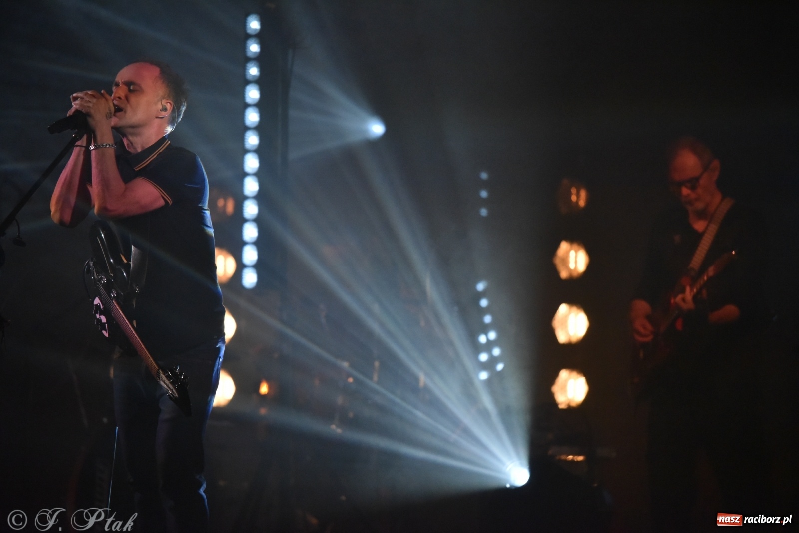 Zdjęcie w galerii na portalu naszraciborz.pl: Genialne! Piękne połączenie dźwięku i obrazu. Artur Rojek w Raciborzu wiadomości z regionu