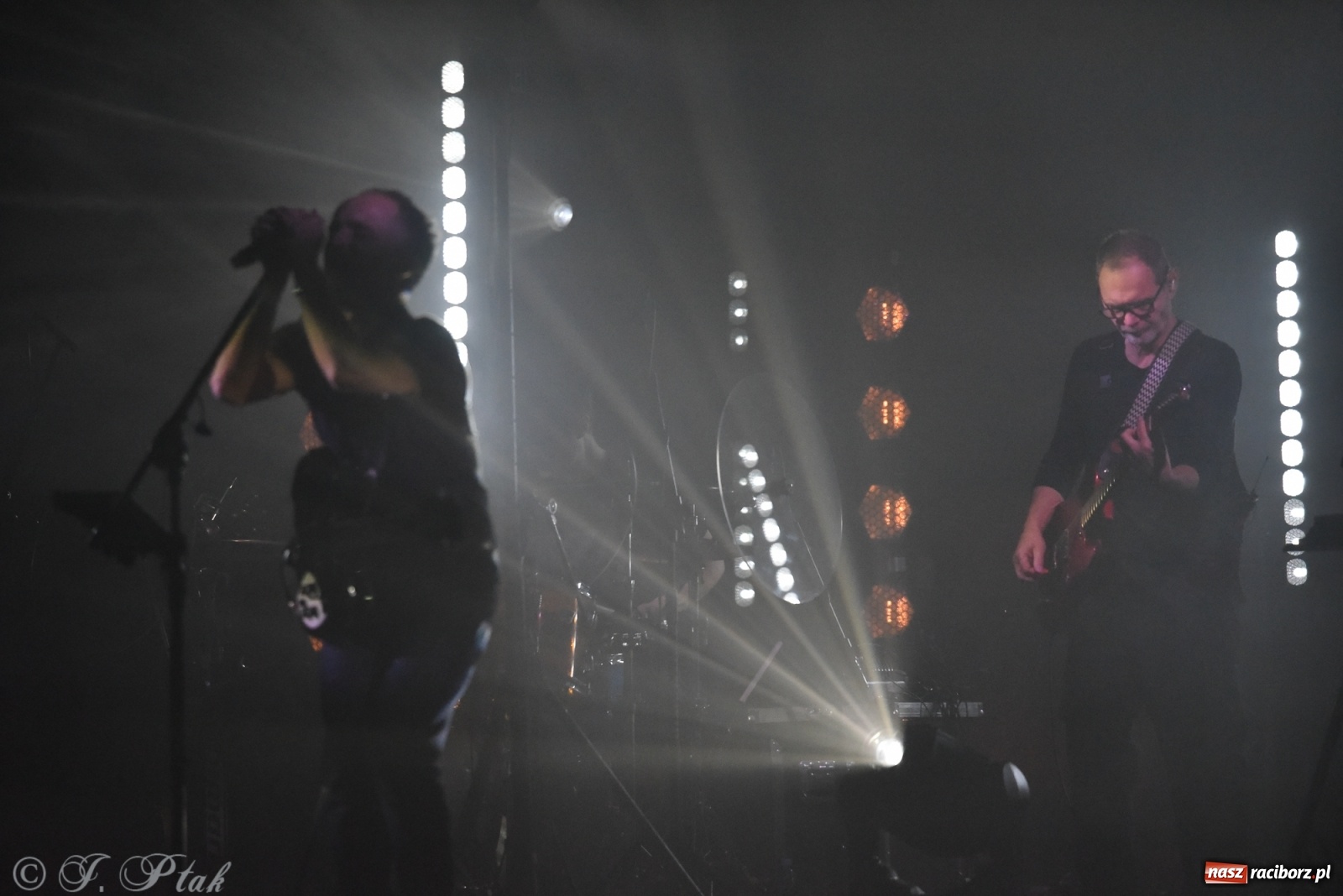 Zdjęcie w galerii na portalu naszraciborz.pl: Genialne! Piękne połączenie dźwięku i obrazu. Artur Rojek w Raciborzu wiadomości z regionu