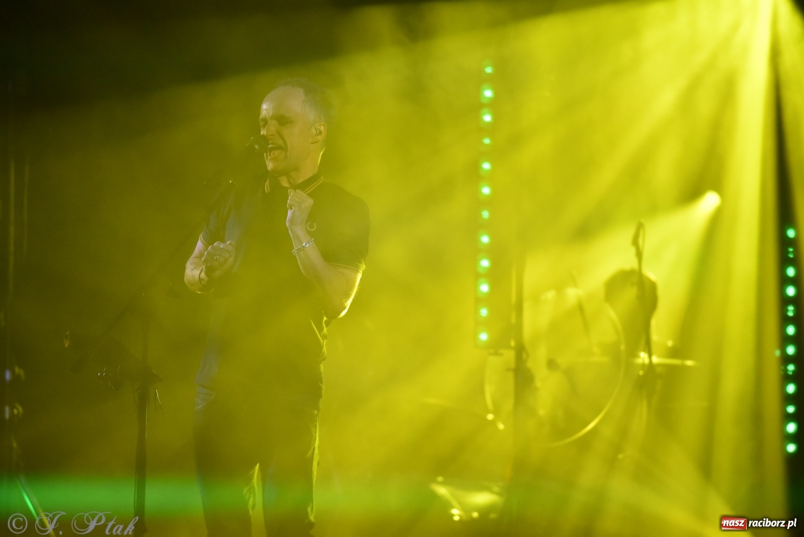 Zdjęcie w galerii na portalu naszraciborz.pl: Genialne! Piękne połączenie dźwięku i obrazu. Artur Rojek w Raciborzu wiadomości z regionu