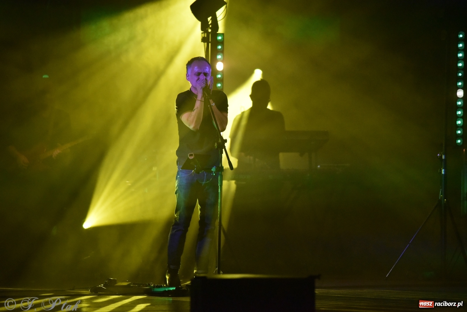 Zdjęcie w galerii na portalu naszraciborz.pl: Genialne! Piękne połączenie dźwięku i obrazu. Artur Rojek w Raciborzu wiadomości z regionu