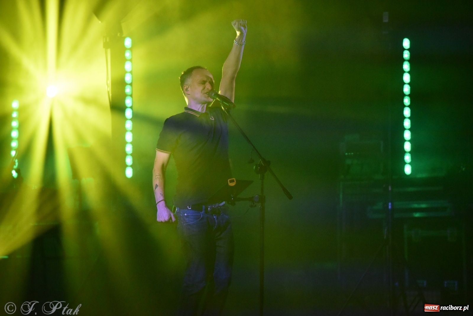 Zdjęcie w galerii na portalu naszraciborz.pl: Genialne! Piękne połączenie dźwięku i obrazu. Artur Rojek w Raciborzu wiadomości z regionu