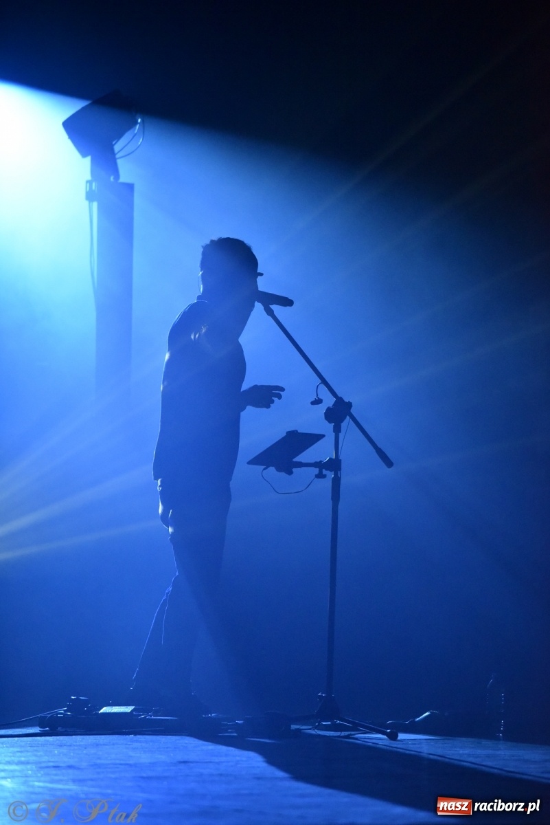 Zdjęcie w galerii na portalu naszraciborz.pl: Genialne! Piękne połączenie dźwięku i obrazu. Artur Rojek w Raciborzu wiadomości z regionu