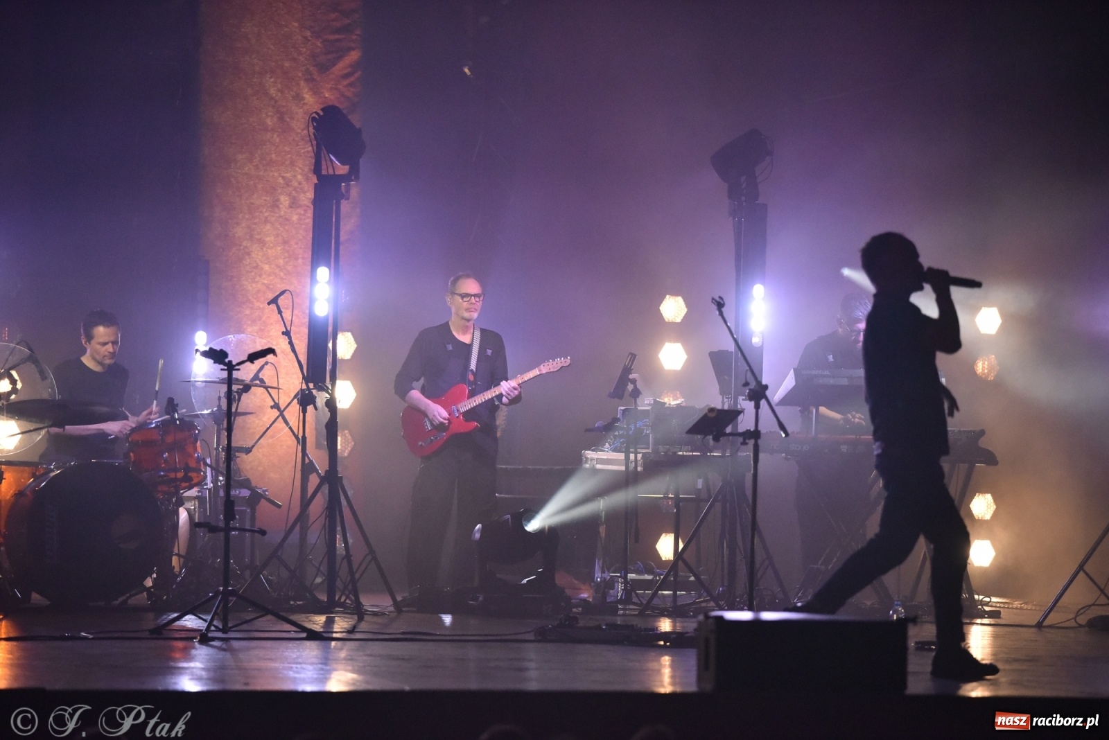 Zdjęcie w galerii na portalu naszraciborz.pl: Genialne! Piękne połączenie dźwięku i obrazu. Artur Rojek w Raciborzu wiadomości z regionu