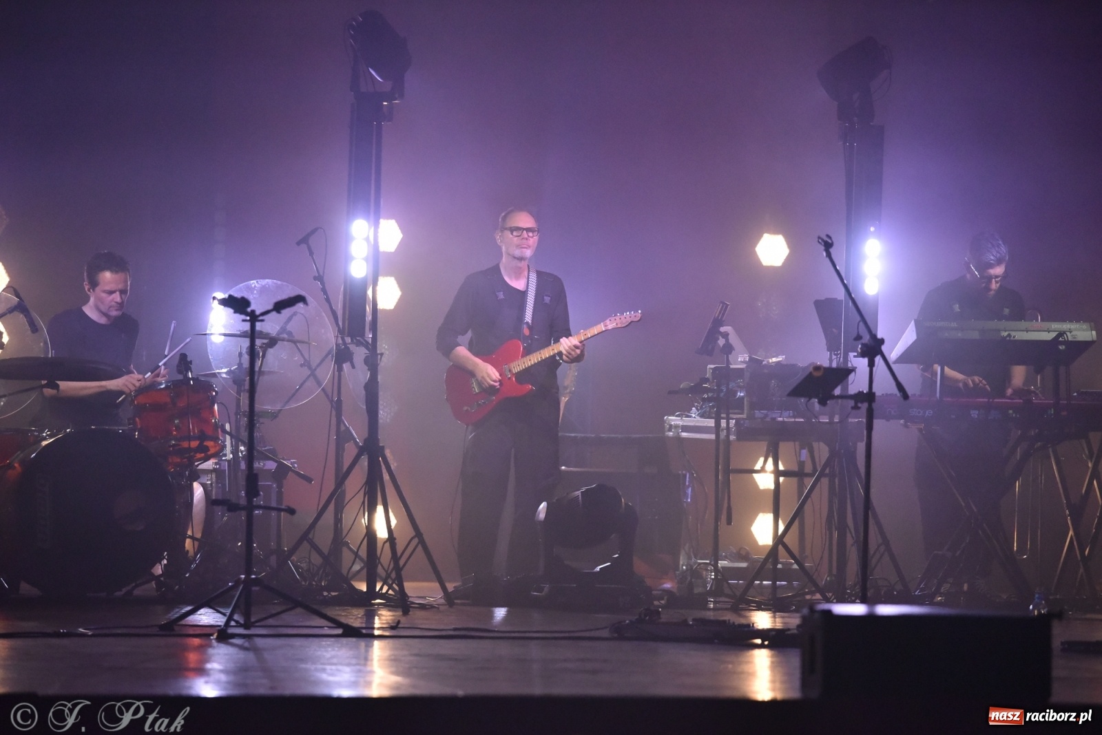 Zdjęcie w galerii na portalu naszraciborz.pl: Genialne! Piękne połączenie dźwięku i obrazu. Artur Rojek w Raciborzu wiadomości z regionu