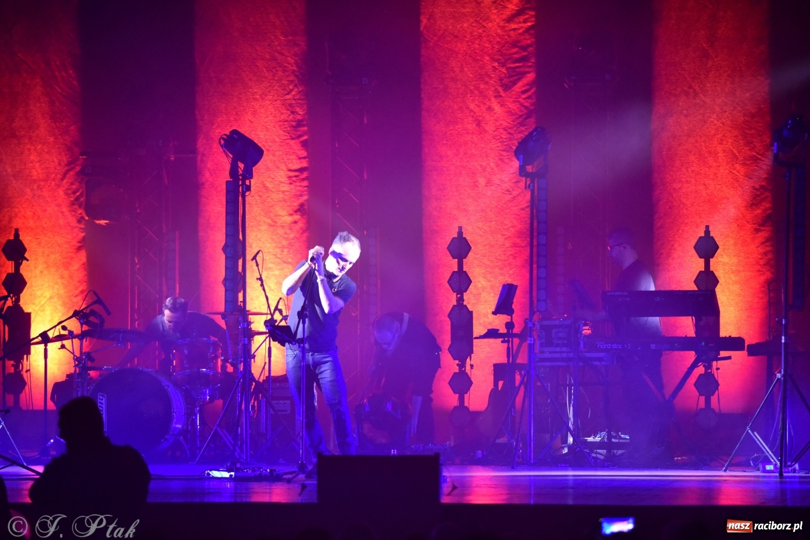 Zdjęcie w galerii na portalu naszraciborz.pl: Genialne! Piękne połączenie dźwięku i obrazu. Artur Rojek w Raciborzu wiadomości z regionu