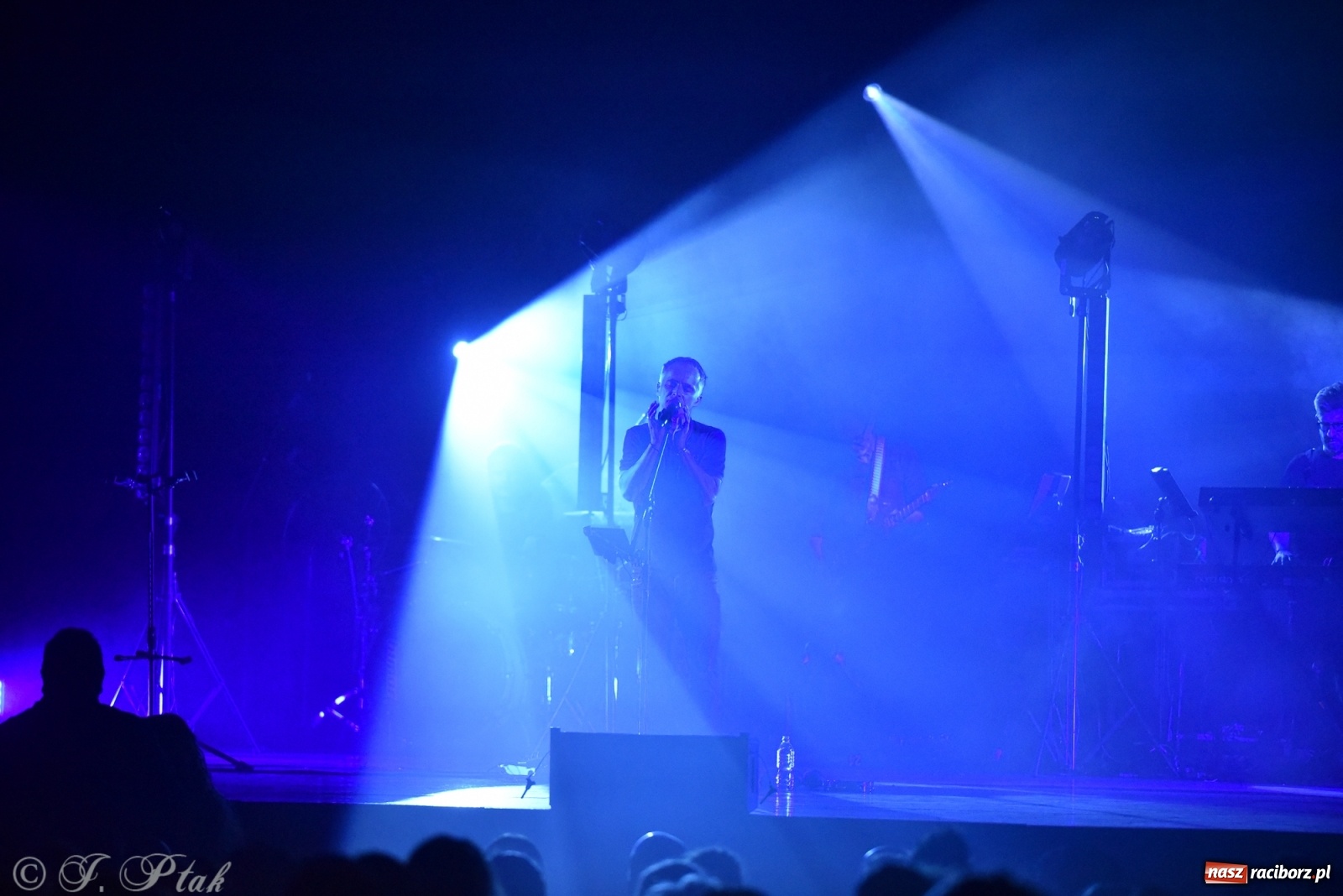 Zdjęcie w galerii na portalu naszraciborz.pl: Genialne! Piękne połączenie dźwięku i obrazu. Artur Rojek w Raciborzu wiadomości z regionu