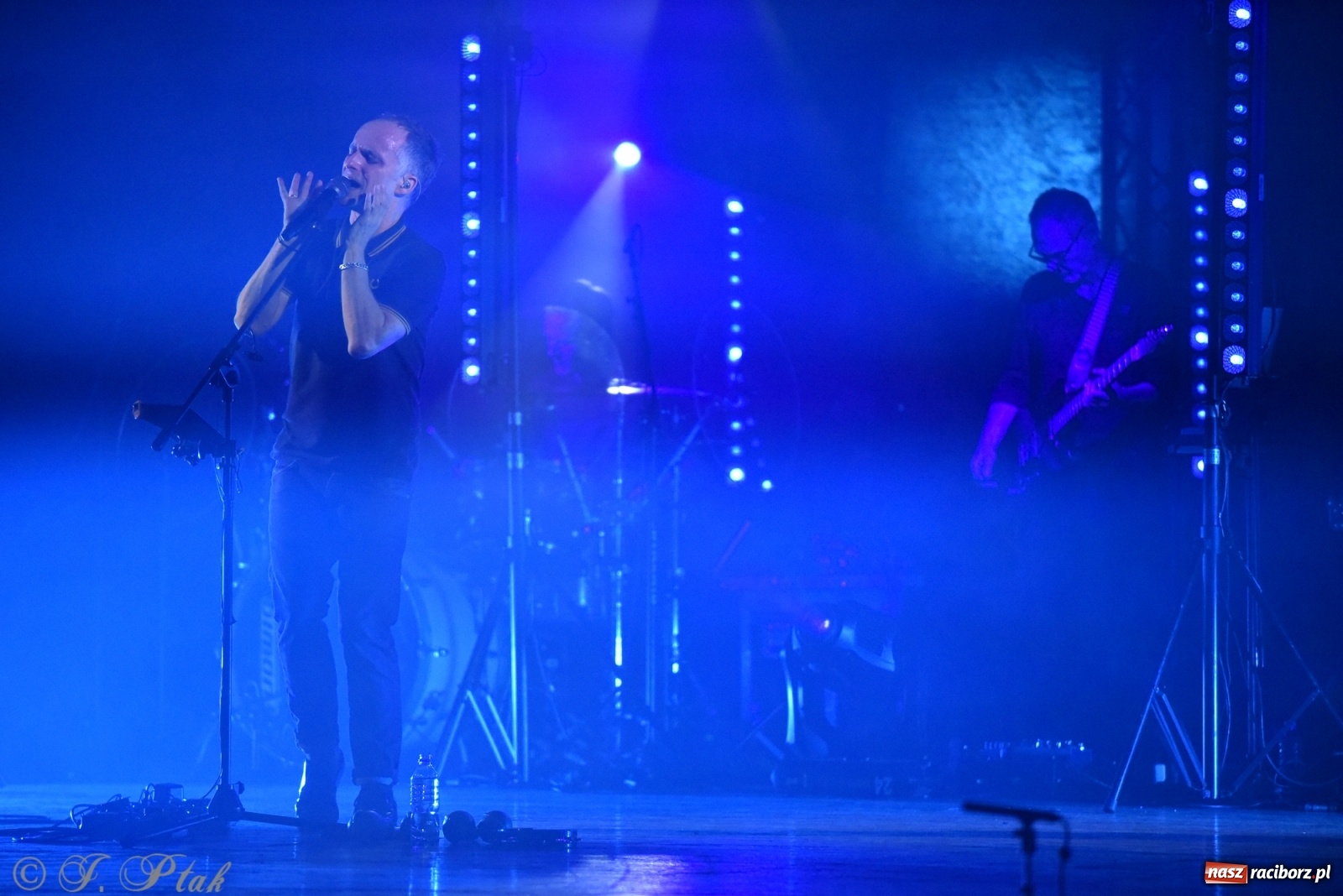 Zdjęcie w galerii na portalu naszraciborz.pl: Genialne! Piękne połączenie dźwięku i obrazu. Artur Rojek w Raciborzu wiadomości z regionu