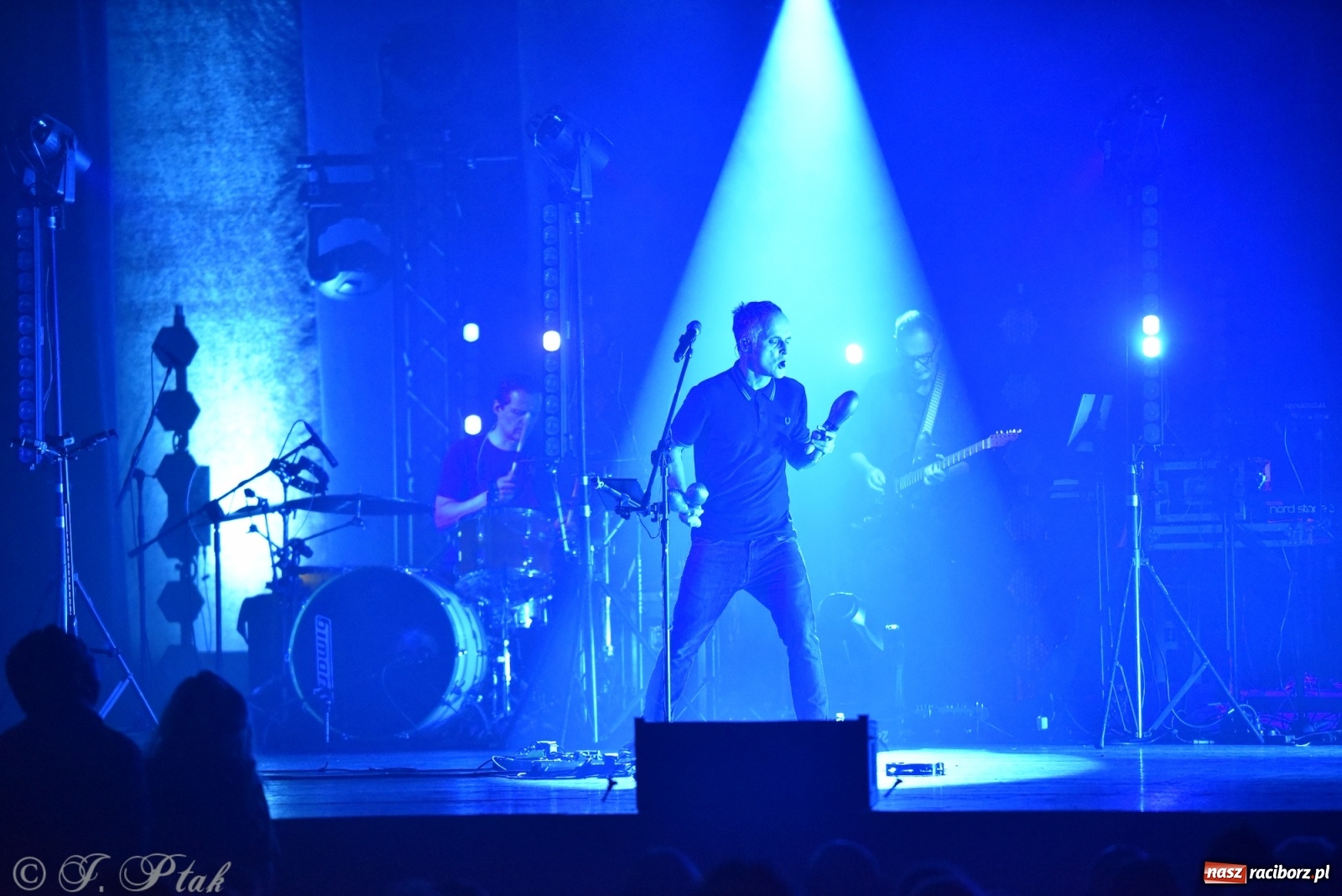 Zdjęcie w galerii na portalu naszraciborz.pl: Genialne! Piękne połączenie dźwięku i obrazu. Artur Rojek w Raciborzu wiadomości z regionu