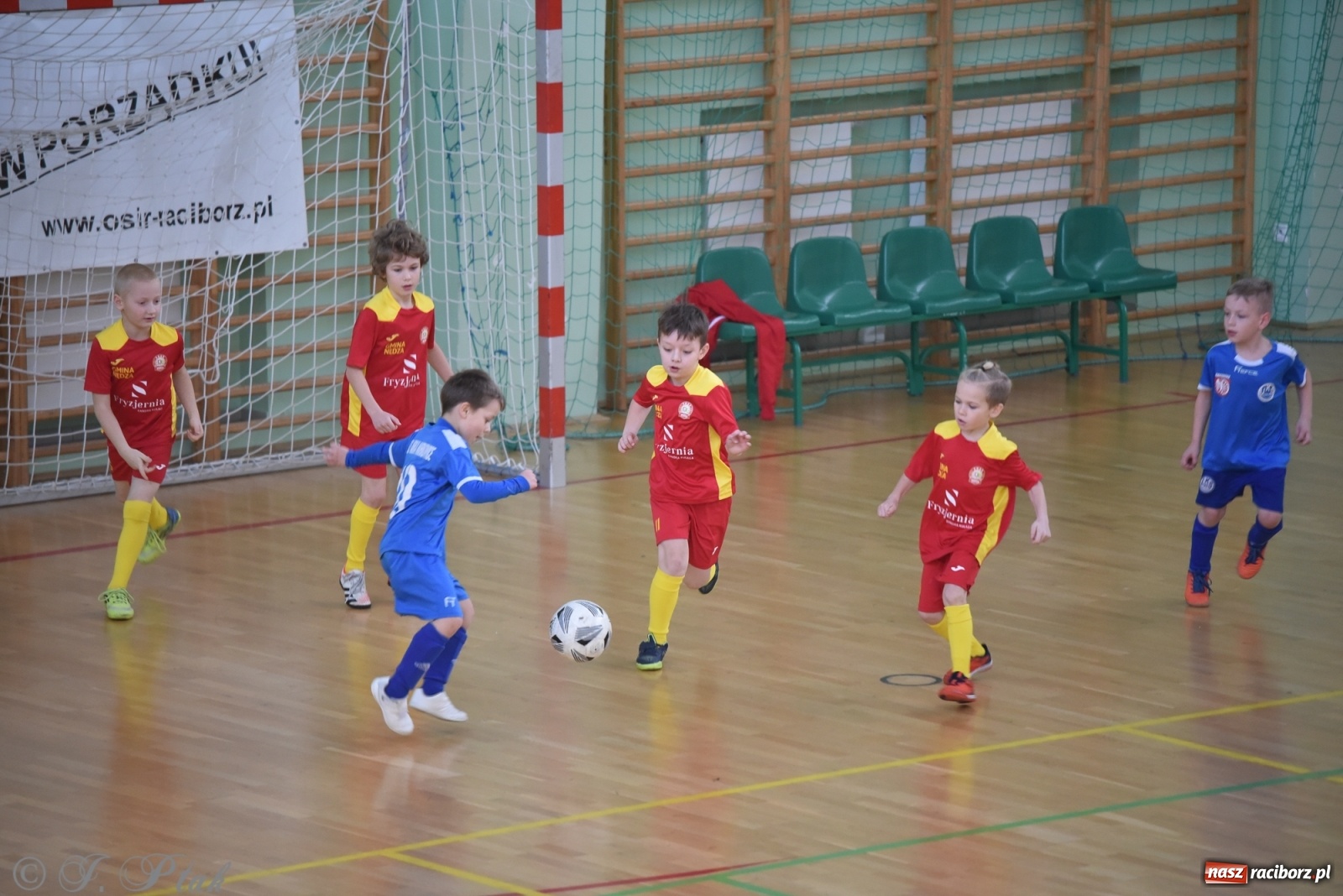Zdjęcie w galerii na portalu naszraciborz.pl: Piłkarska rywalizacja żaków w Arenie Rafako [FOTO] wiadomości z regionu