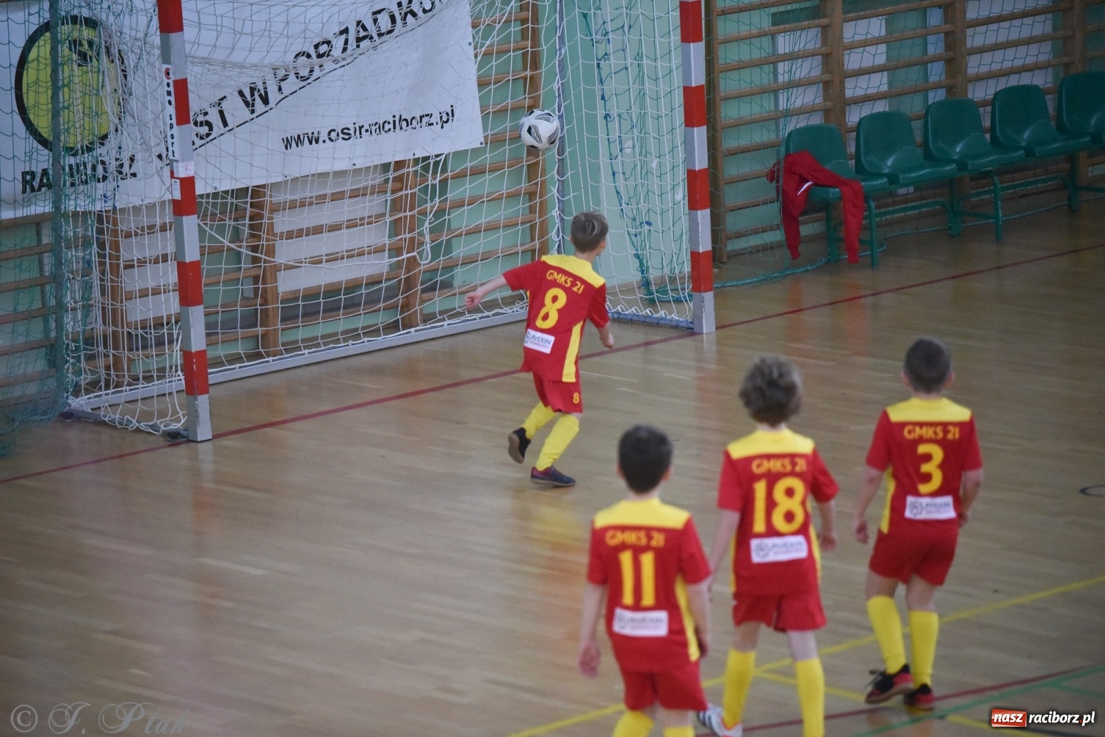 Zdjęcie w galerii na portalu naszraciborz.pl: Piłkarska rywalizacja żaków w Arenie Rafako [FOTO] wiadomości z regionu
