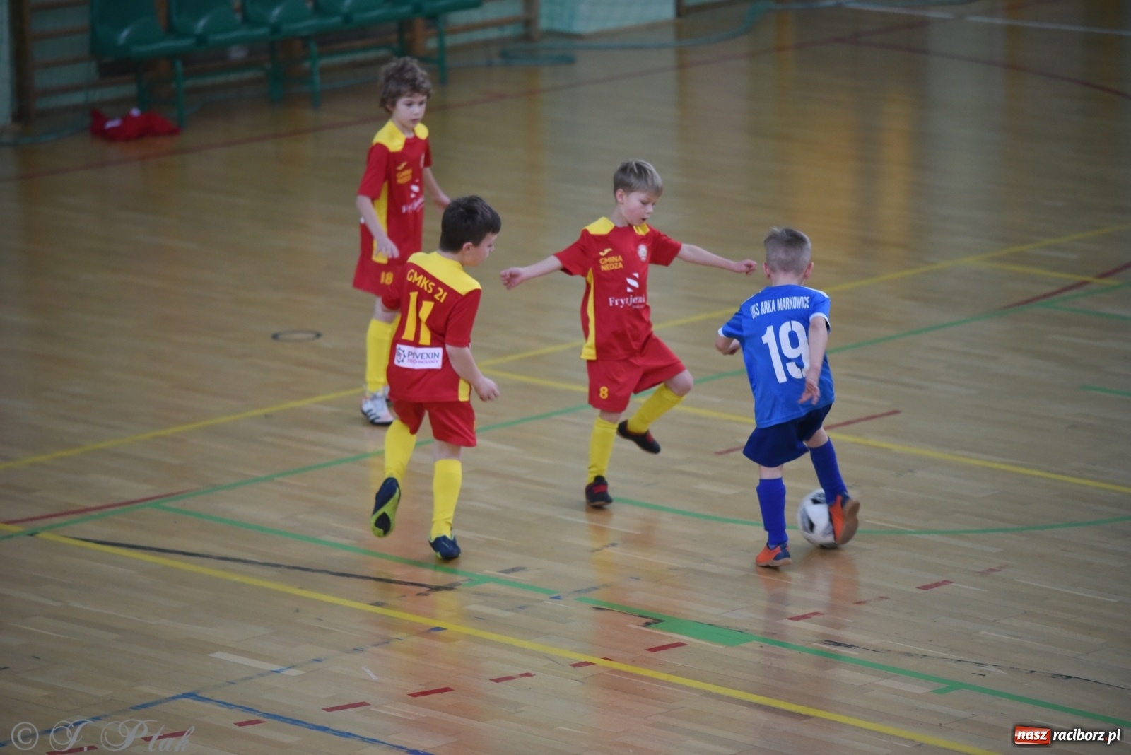 Zdjęcie w galerii na portalu naszraciborz.pl: Piłkarska rywalizacja żaków w Arenie Rafako [FOTO] wiadomości z regionu