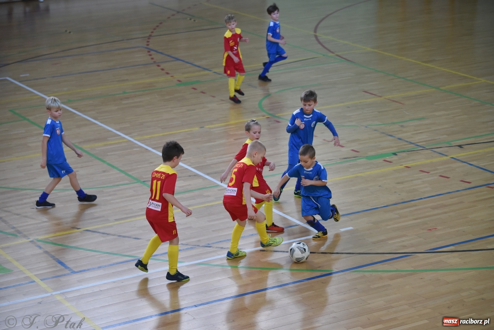Zdjęcie w galerii na portalu naszraciborz.pl: Piłkarska rywalizacja żaków w Arenie Rafako [FOTO] wiadomości z regionu