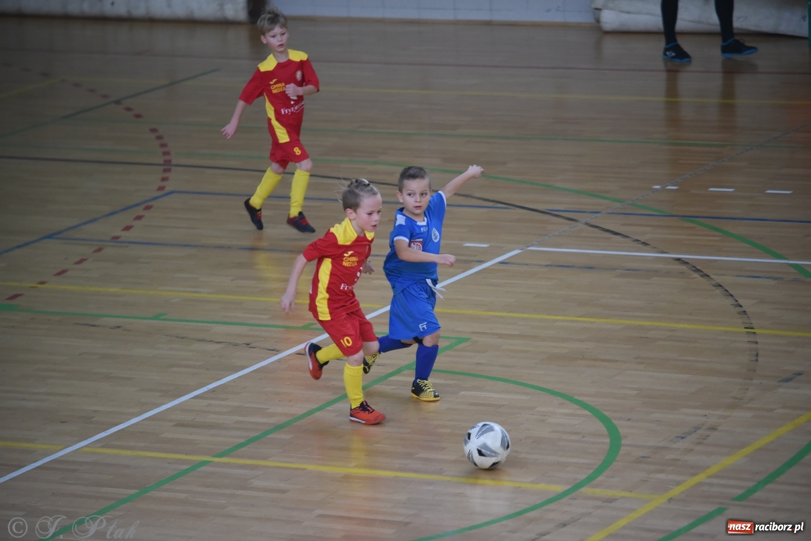 Zdjęcie w galerii na portalu naszraciborz.pl: Piłkarska rywalizacja żaków w Arenie Rafako [FOTO] wiadomości z regionu