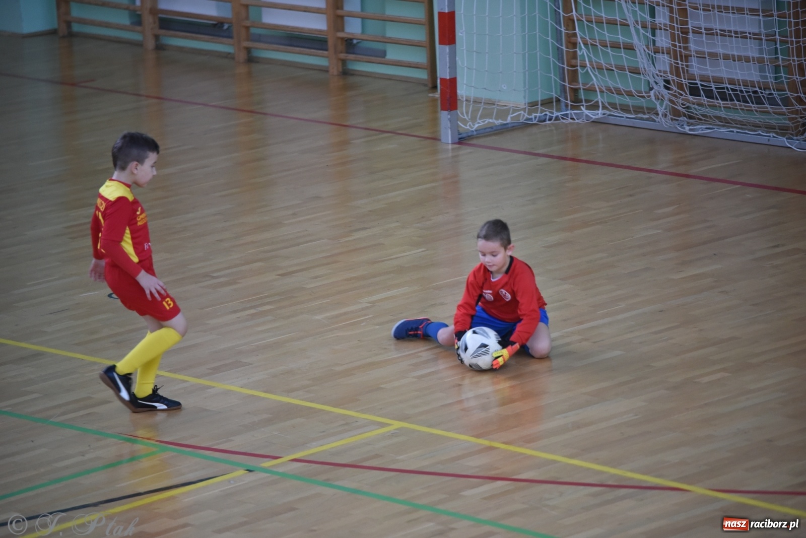 Zdjęcie w galerii na portalu naszraciborz.pl: Piłkarska rywalizacja żaków w Arenie Rafako [FOTO] wiadomości z regionu