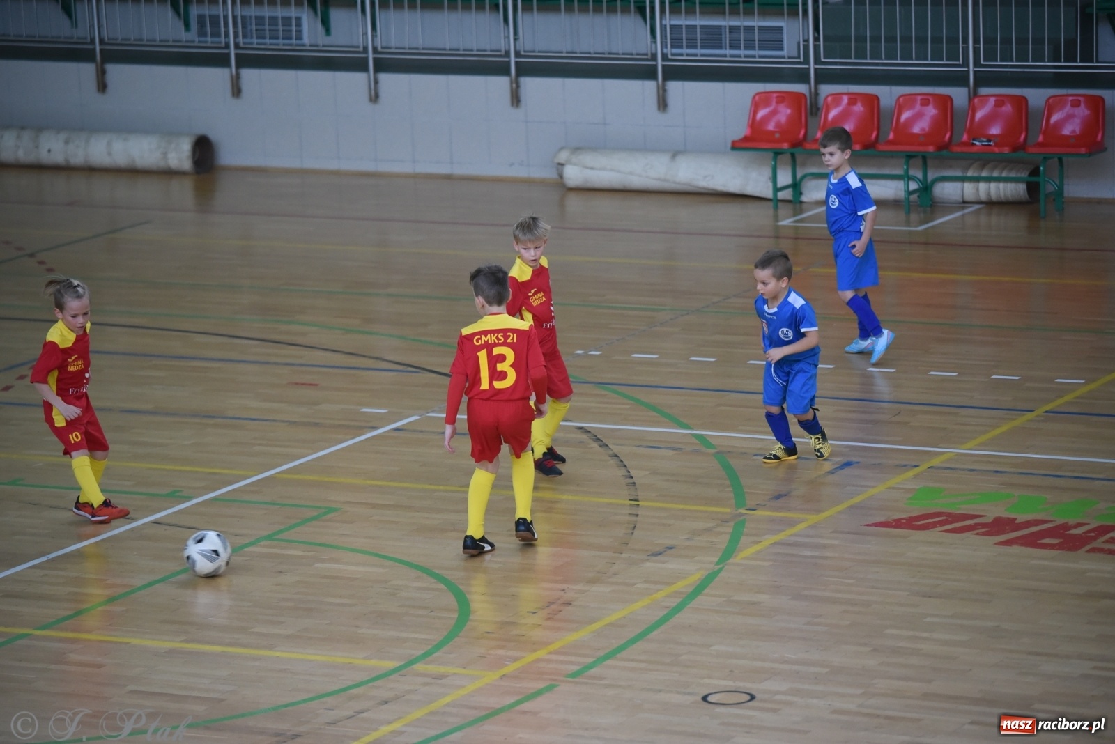 Zdjęcie w galerii na portalu naszraciborz.pl: Piłkarska rywalizacja żaków w Arenie Rafako [FOTO] wiadomości z regionu
