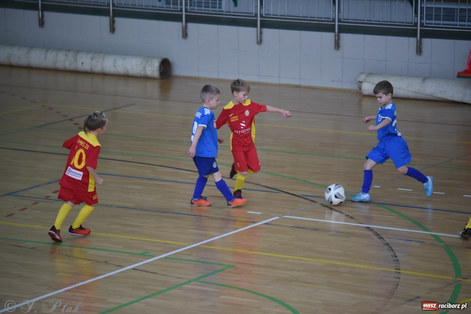 Zdjęcie w galerii na portalu naszraciborz.pl: Piłkarska rywalizacja żaków w Arenie Rafako [FOTO] wiadomości z regionu