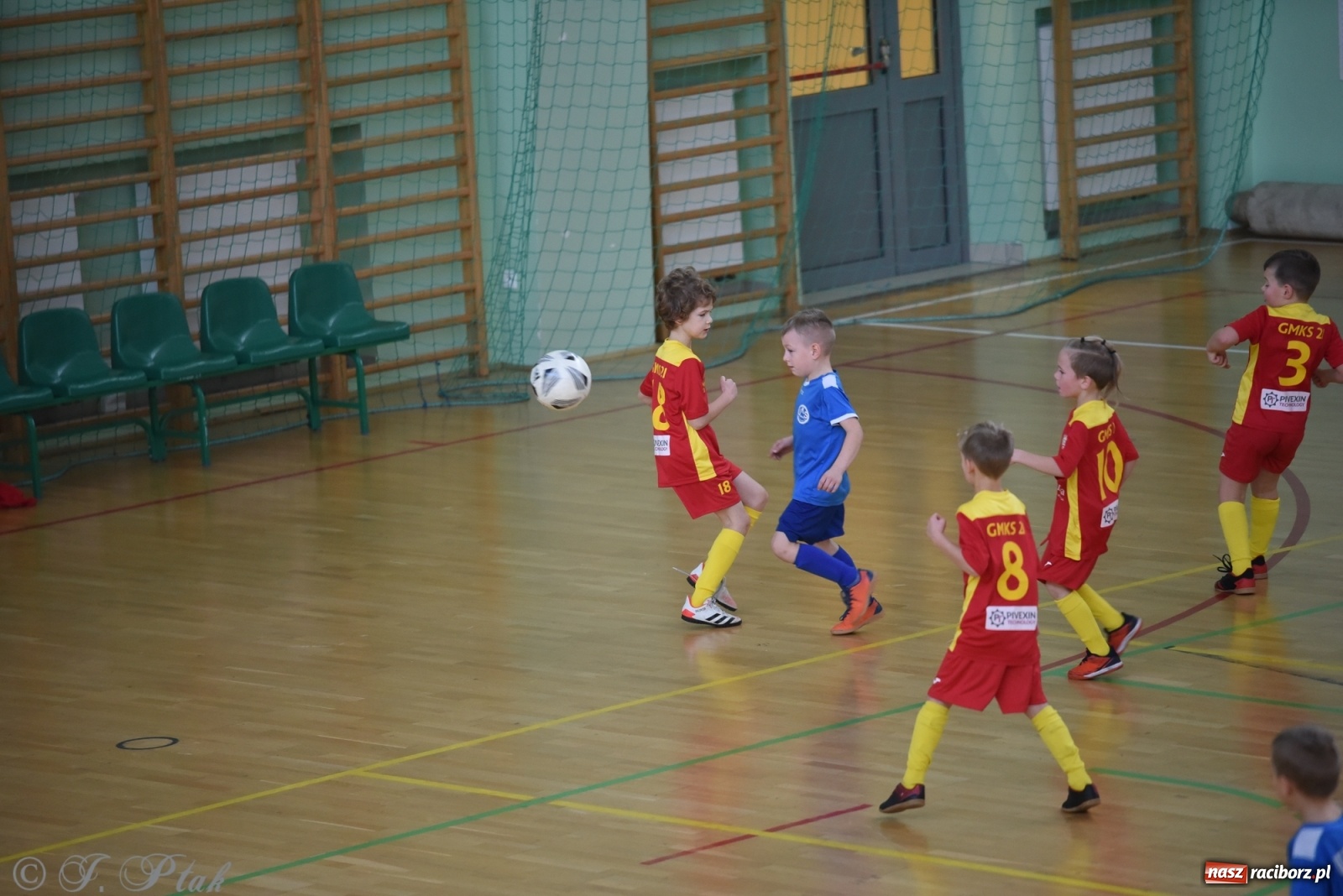Zdjęcie w galerii na portalu naszraciborz.pl: Piłkarska rywalizacja żaków w Arenie Rafako [FOTO] wiadomości z regionu