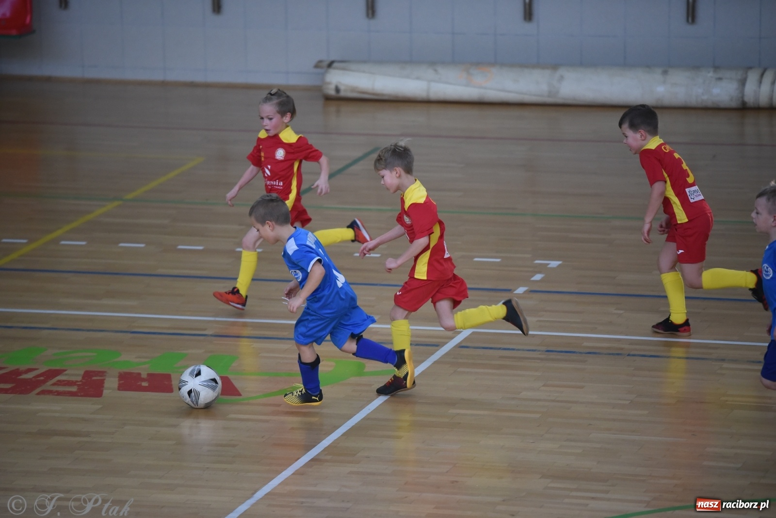 Zdjęcie w galerii na portalu naszraciborz.pl: Piłkarska rywalizacja żaków w Arenie Rafako [FOTO] wiadomości z regionu