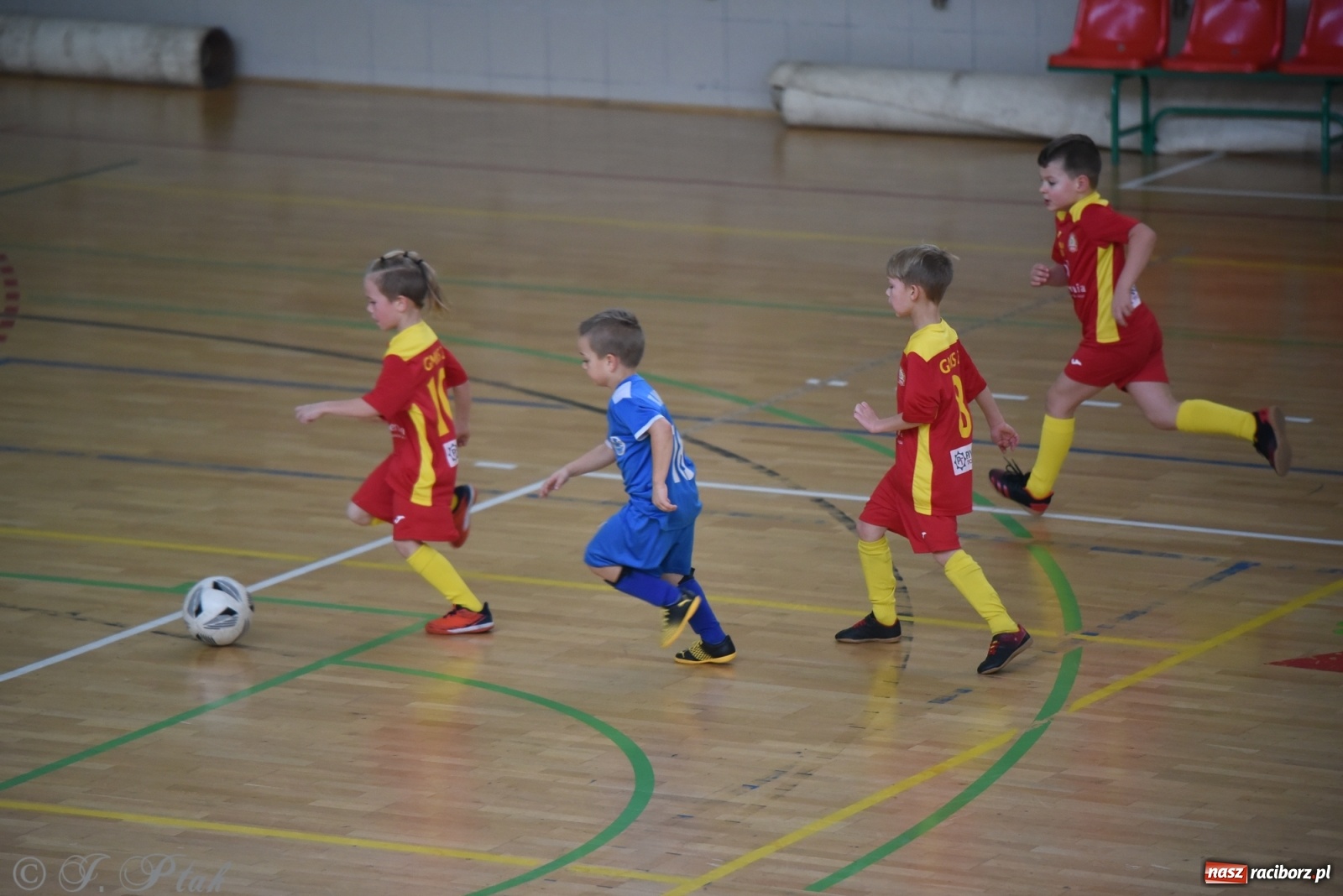 Zdjęcie w galerii na portalu naszraciborz.pl: Piłkarska rywalizacja żaków w Arenie Rafako [FOTO] wiadomości z regionu