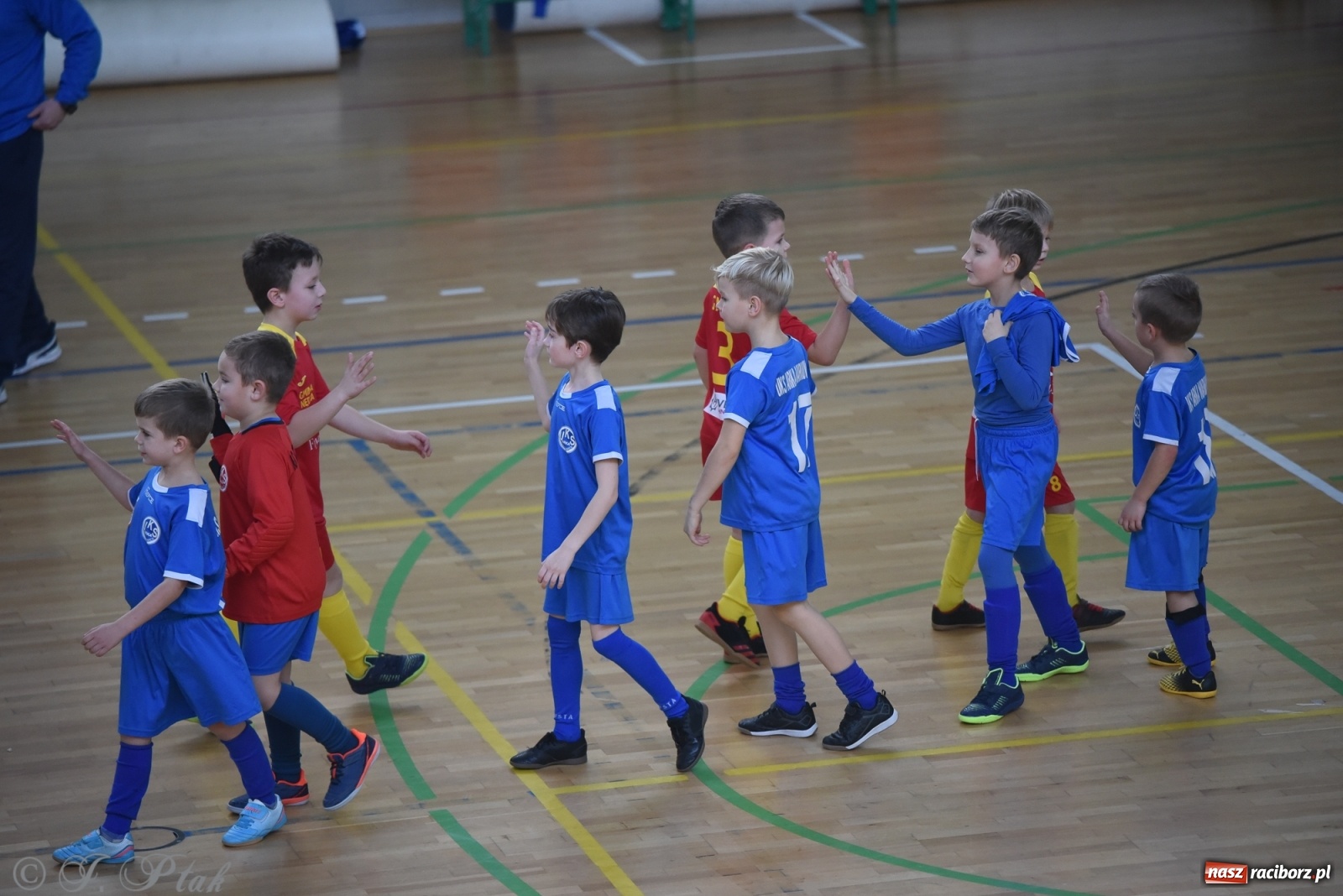 Zdjęcie w galerii na portalu naszraciborz.pl: Piłkarska rywalizacja żaków w Arenie Rafako [FOTO] wiadomości z regionu