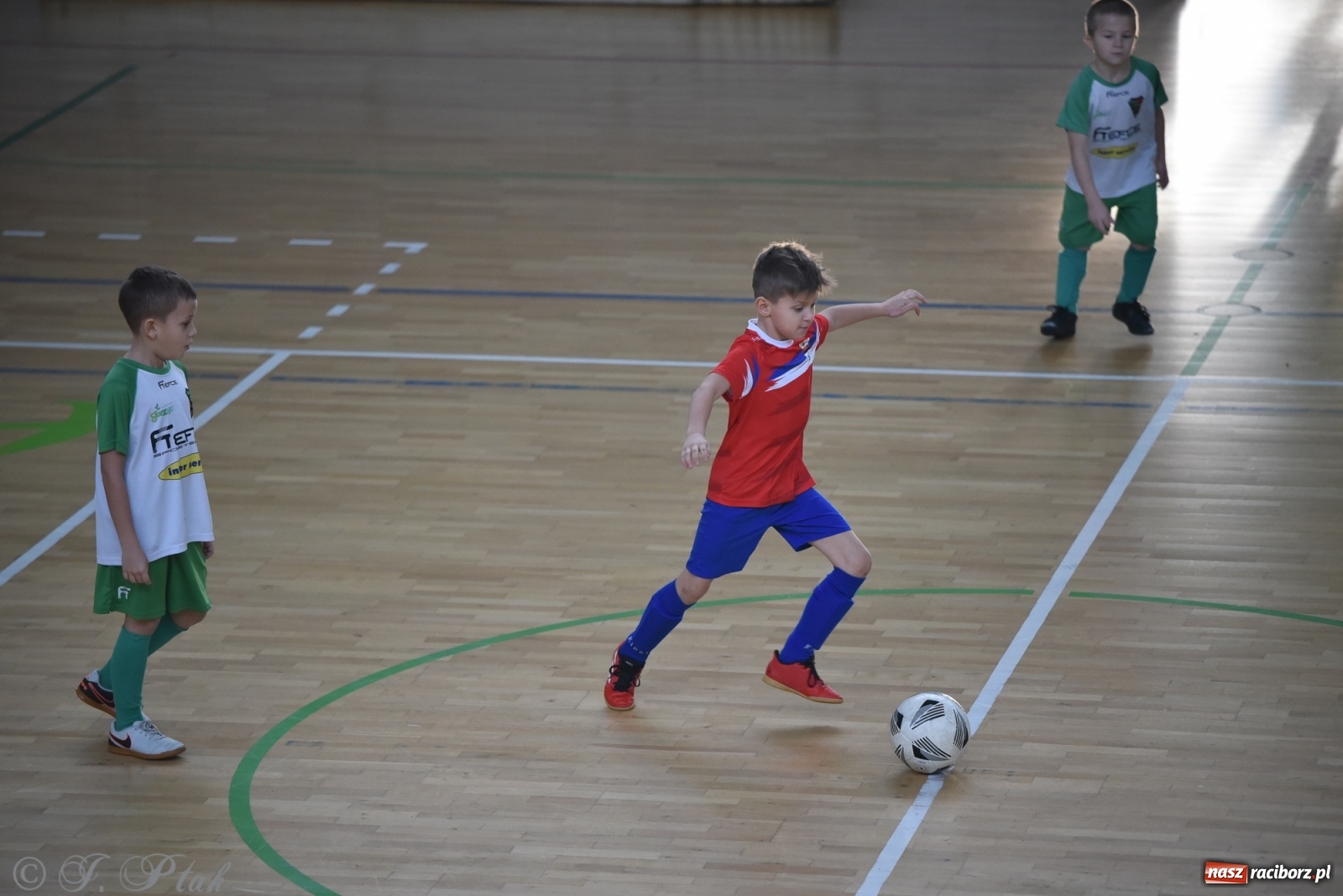 Zdjęcie w galerii na portalu naszraciborz.pl: Piłkarska rywalizacja żaków w Arenie Rafako [FOTO] wiadomości z regionu