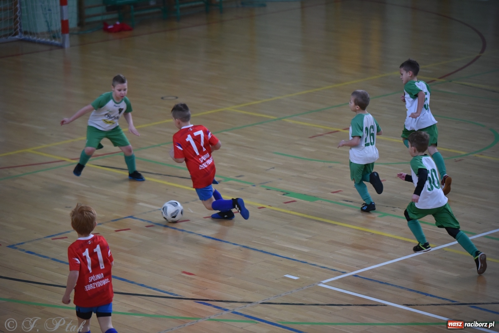Zdjęcie w galerii na portalu naszraciborz.pl: Piłkarska rywalizacja żaków w Arenie Rafako [FOTO] wiadomości z regionu