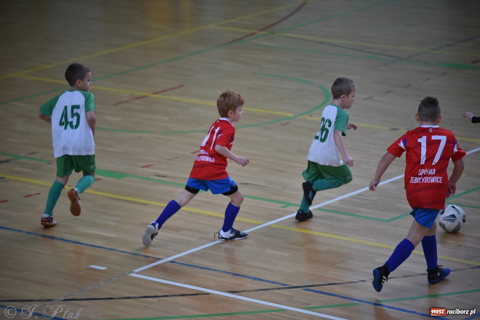 Zdjęcie w galerii na portalu naszraciborz.pl: Piłkarska rywalizacja żaków w Arenie Rafako [FOTO] wiadomości z regionu