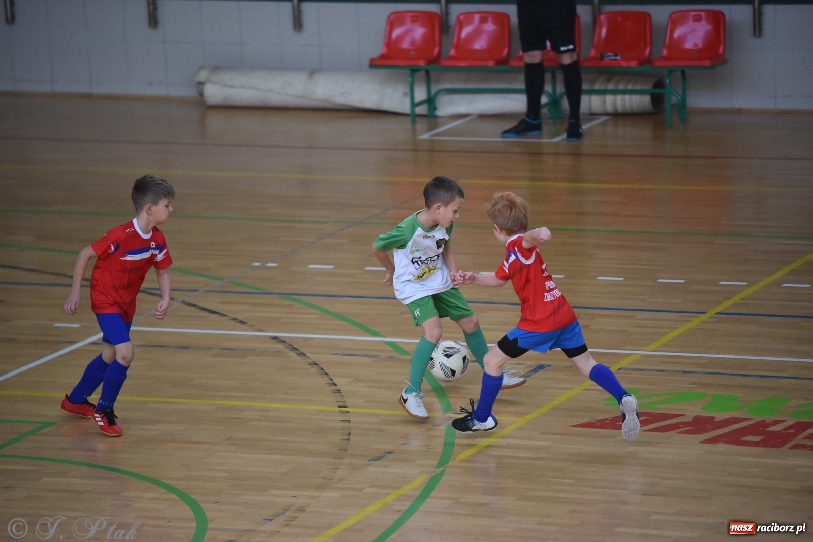 Zdjęcie w galerii na portalu naszraciborz.pl: Piłkarska rywalizacja żaków w Arenie Rafako [FOTO] wiadomości z regionu