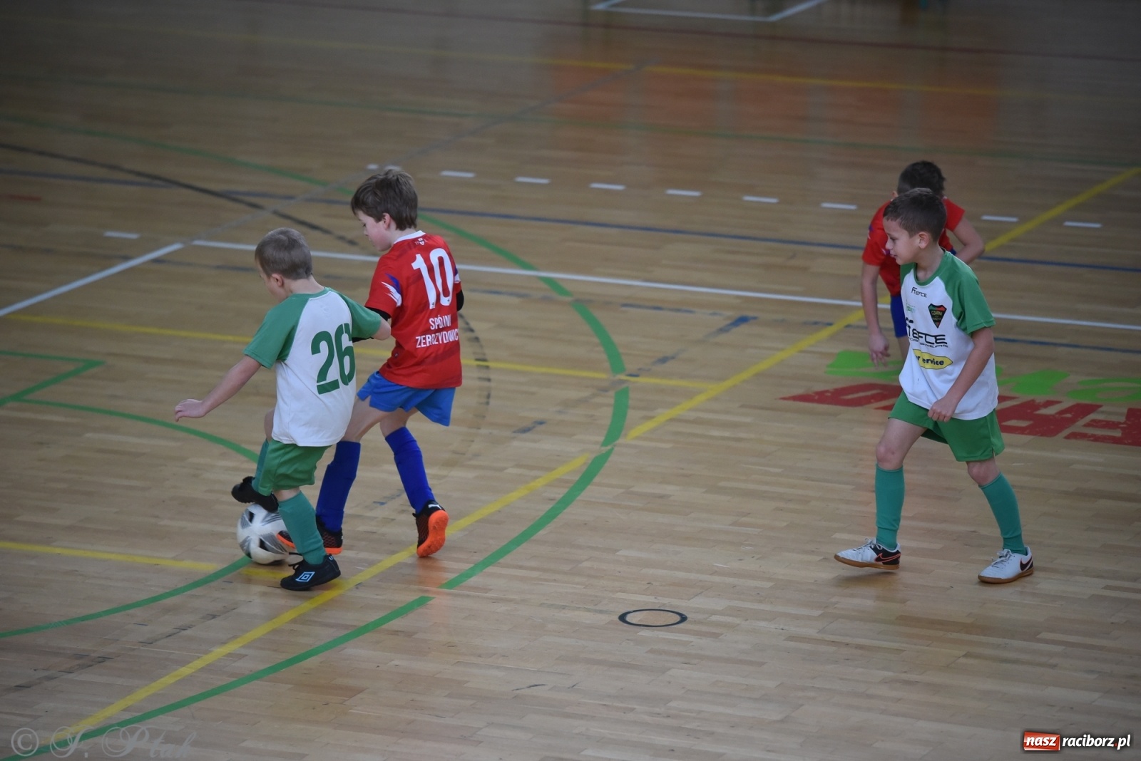 Zdjęcie w galerii na portalu naszraciborz.pl: Piłkarska rywalizacja żaków w Arenie Rafako [FOTO] wiadomości z regionu