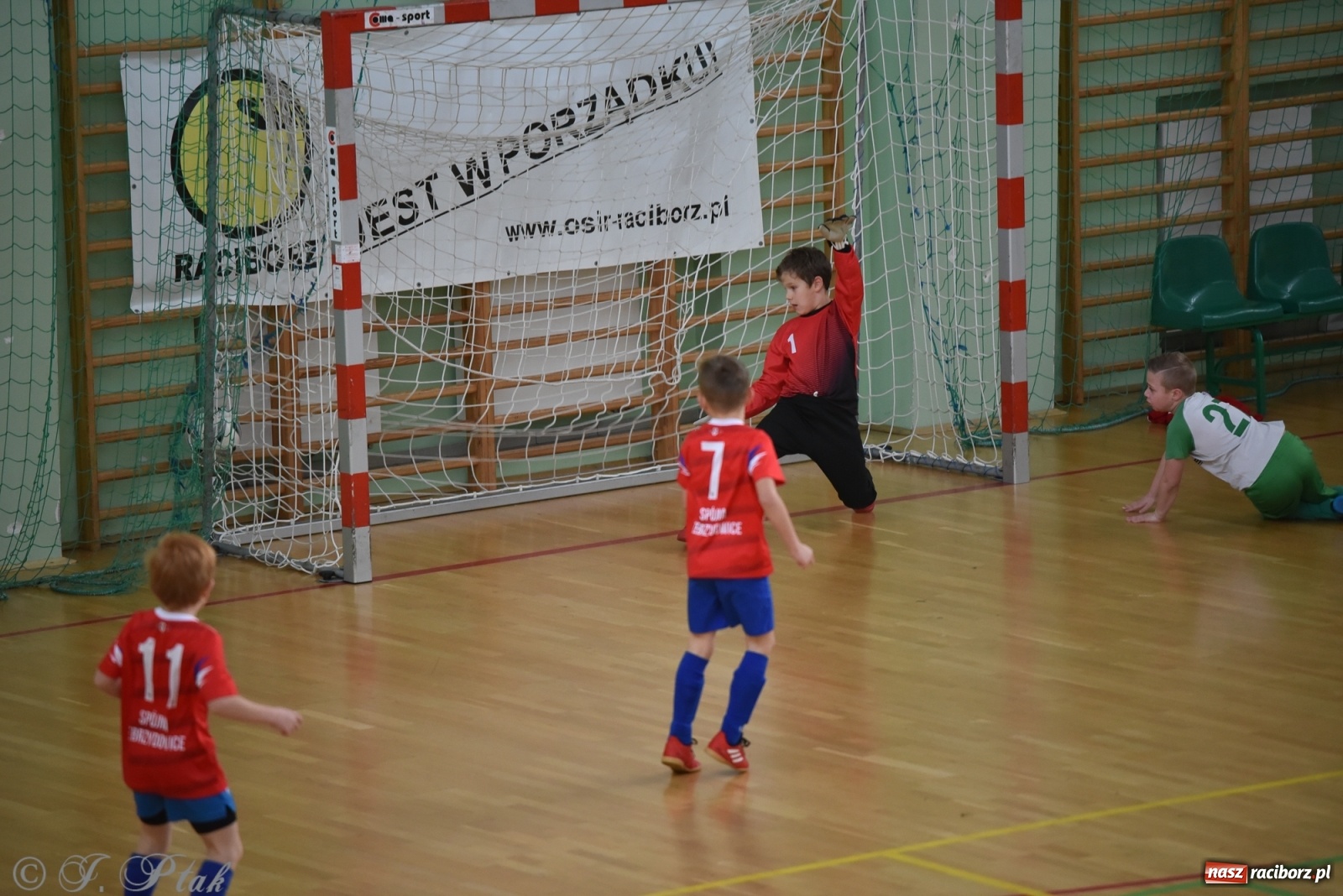Zdjęcie w galerii na portalu naszraciborz.pl: Piłkarska rywalizacja żaków w Arenie Rafako [FOTO] wiadomości z regionu