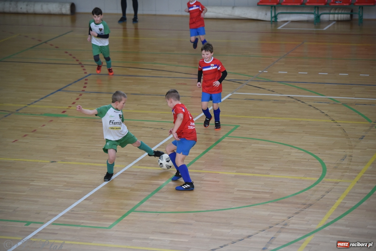 Zdjęcie w galerii na portalu naszraciborz.pl: Piłkarska rywalizacja żaków w Arenie Rafako [FOTO] wiadomości z regionu