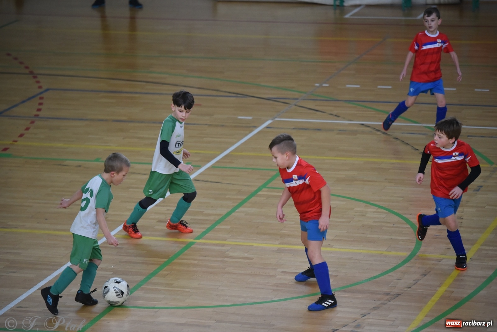 Zdjęcie w galerii na portalu naszraciborz.pl: Piłkarska rywalizacja żaków w Arenie Rafako [FOTO] wiadomości z regionu