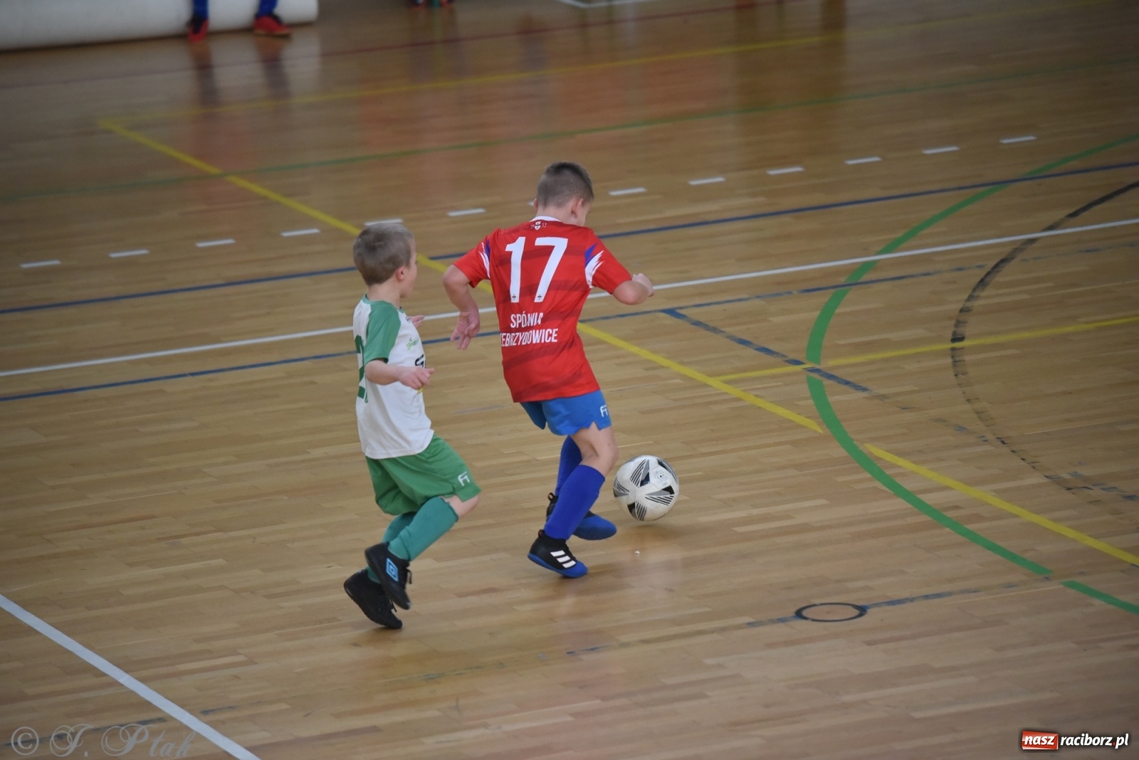 Zdjęcie w galerii na portalu naszraciborz.pl: Piłkarska rywalizacja żaków w Arenie Rafako [FOTO] wiadomości z regionu