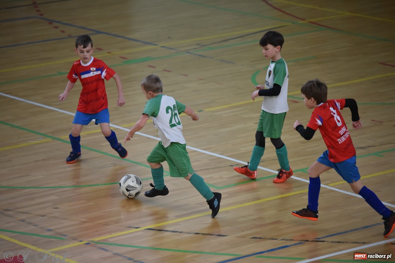 Zdjęcie w galerii na portalu naszraciborz.pl: Piłkarska rywalizacja żaków w Arenie Rafako [FOTO] wiadomości z regionu