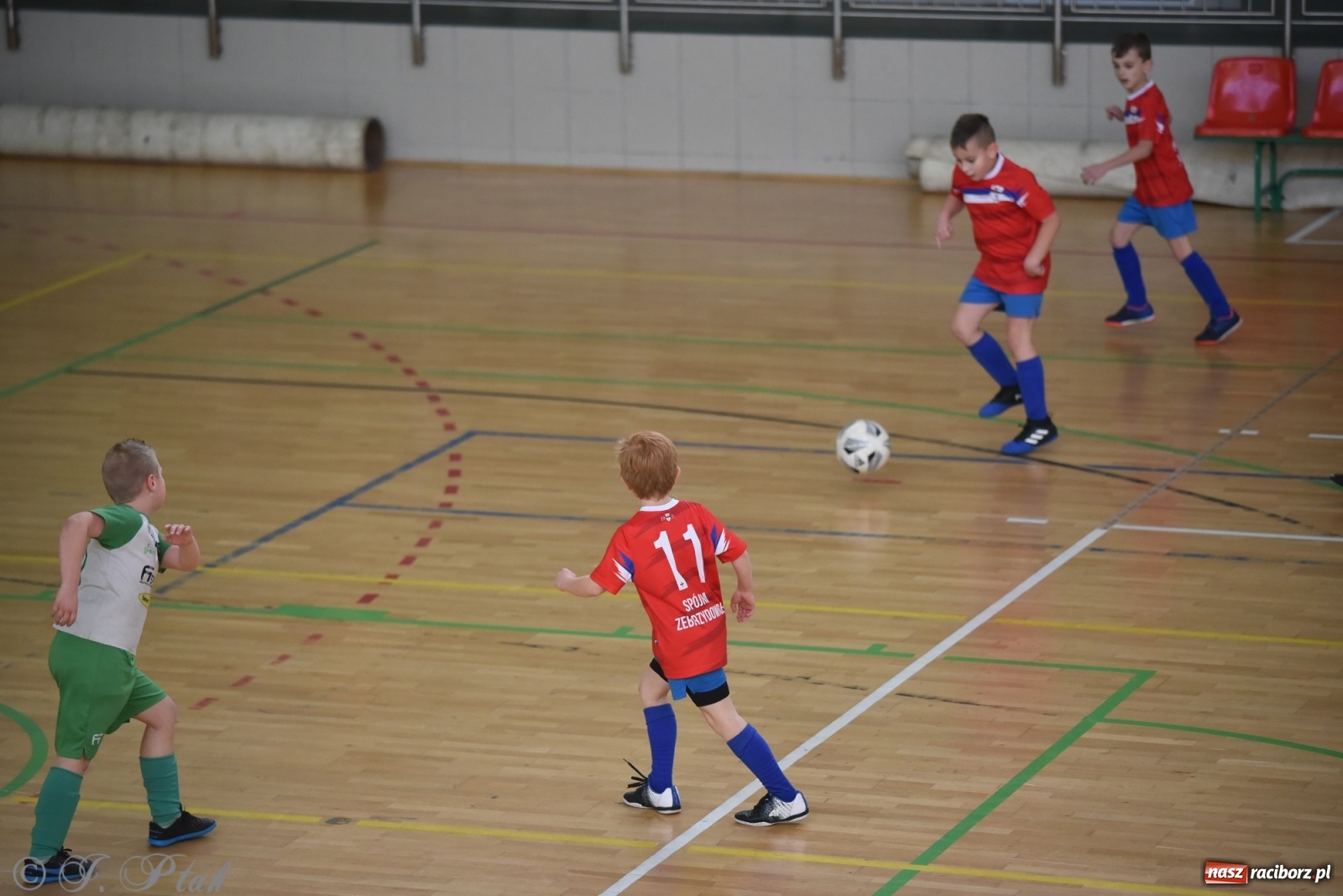 Zdjęcie w galerii na portalu naszraciborz.pl: Piłkarska rywalizacja żaków w Arenie Rafako [FOTO] wiadomości z regionu
