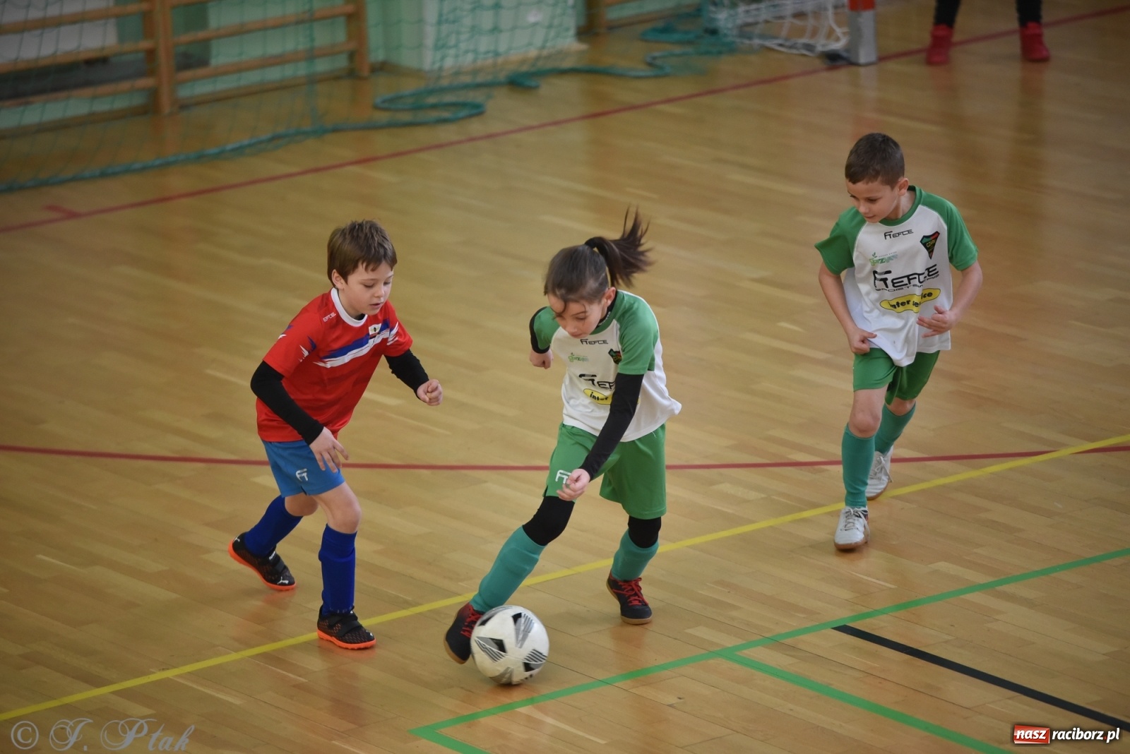 Zdjęcie w galerii na portalu naszraciborz.pl: Piłkarska rywalizacja żaków w Arenie Rafako [FOTO] wiadomości z regionu