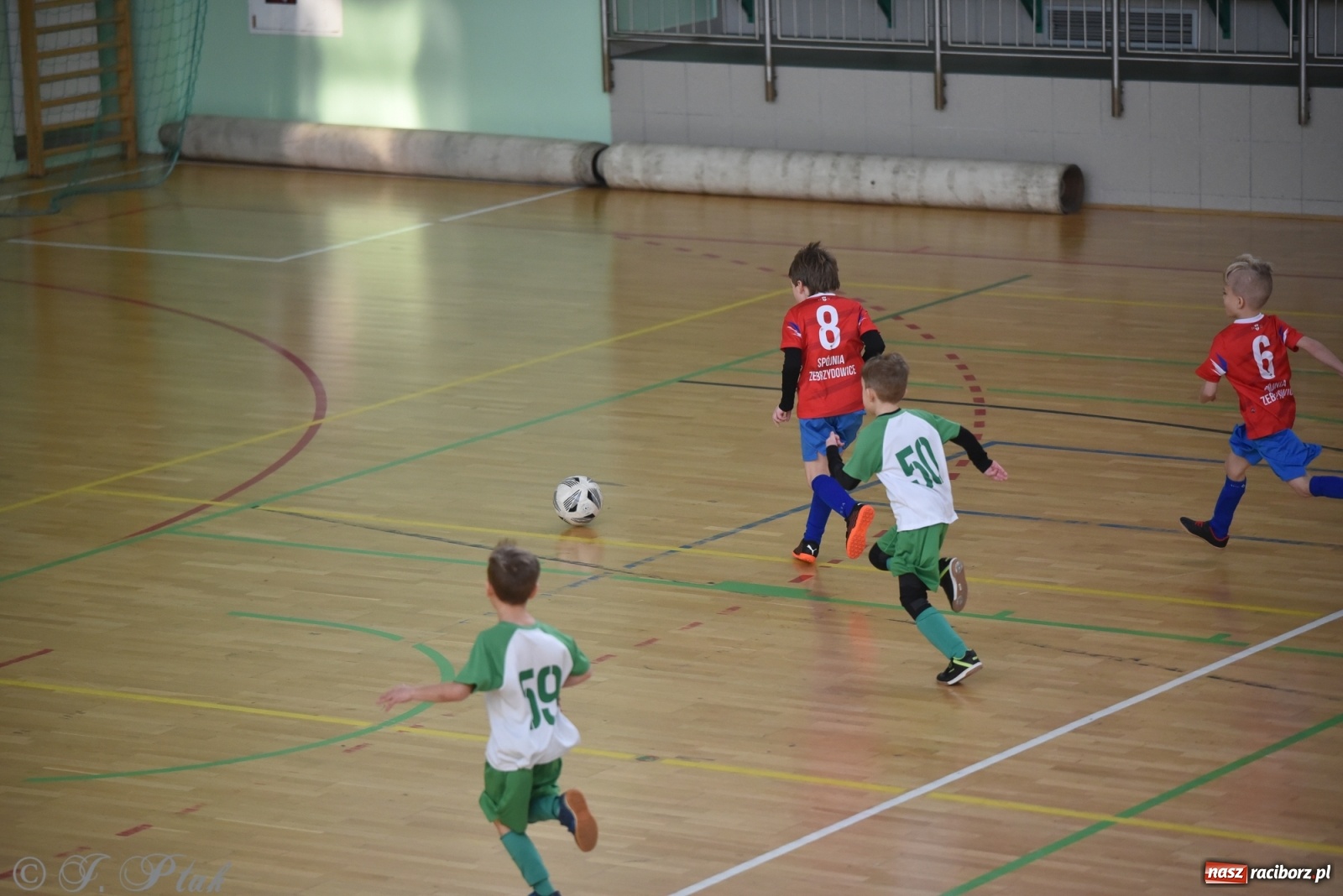 Zdjęcie w galerii na portalu naszraciborz.pl: Piłkarska rywalizacja żaków w Arenie Rafako [FOTO] wiadomości z regionu