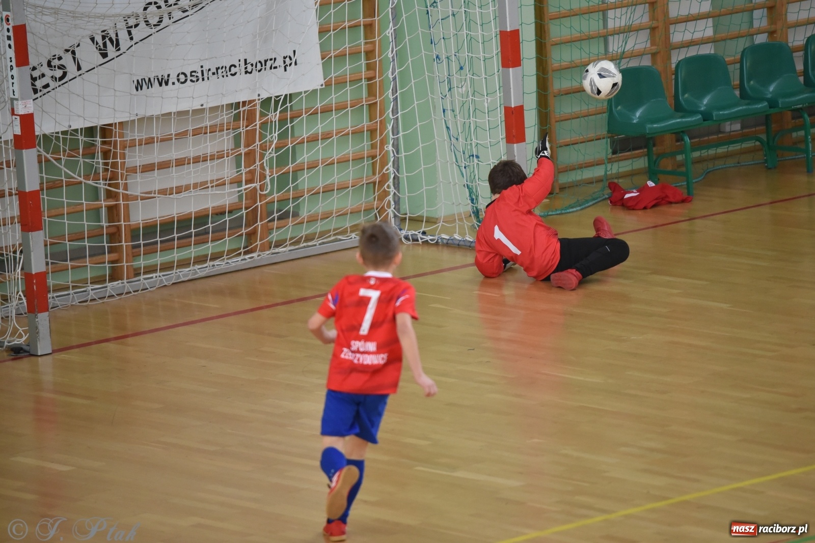 Zdjęcie w galerii na portalu naszraciborz.pl: Piłkarska rywalizacja żaków w Arenie Rafako [FOTO] wiadomości z regionu