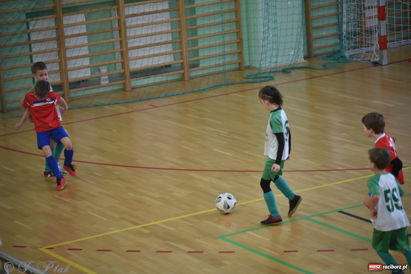 Zdjęcie w galerii na portalu naszraciborz.pl: Piłkarska rywalizacja żaków w Arenie Rafako [FOTO] wiadomości z regionu