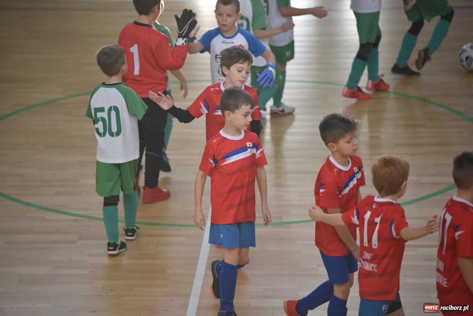 Zdjęcie w galerii na portalu naszraciborz.pl: Piłkarska rywalizacja żaków w Arenie Rafako [FOTO] wiadomości z regionu