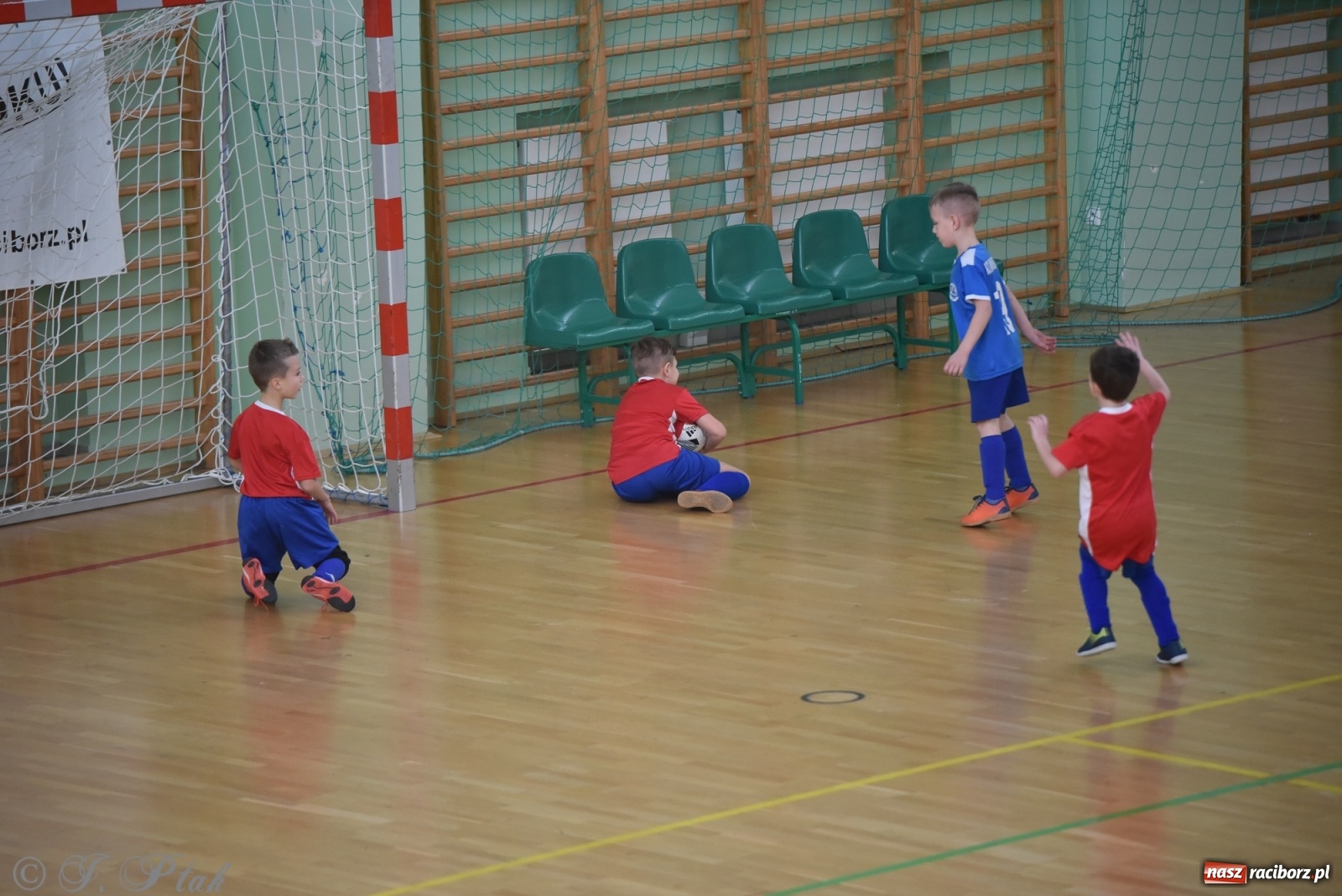 Zdjęcie w galerii na portalu naszraciborz.pl: Piłkarska rywalizacja żaków w Arenie Rafako [FOTO] wiadomości z regionu