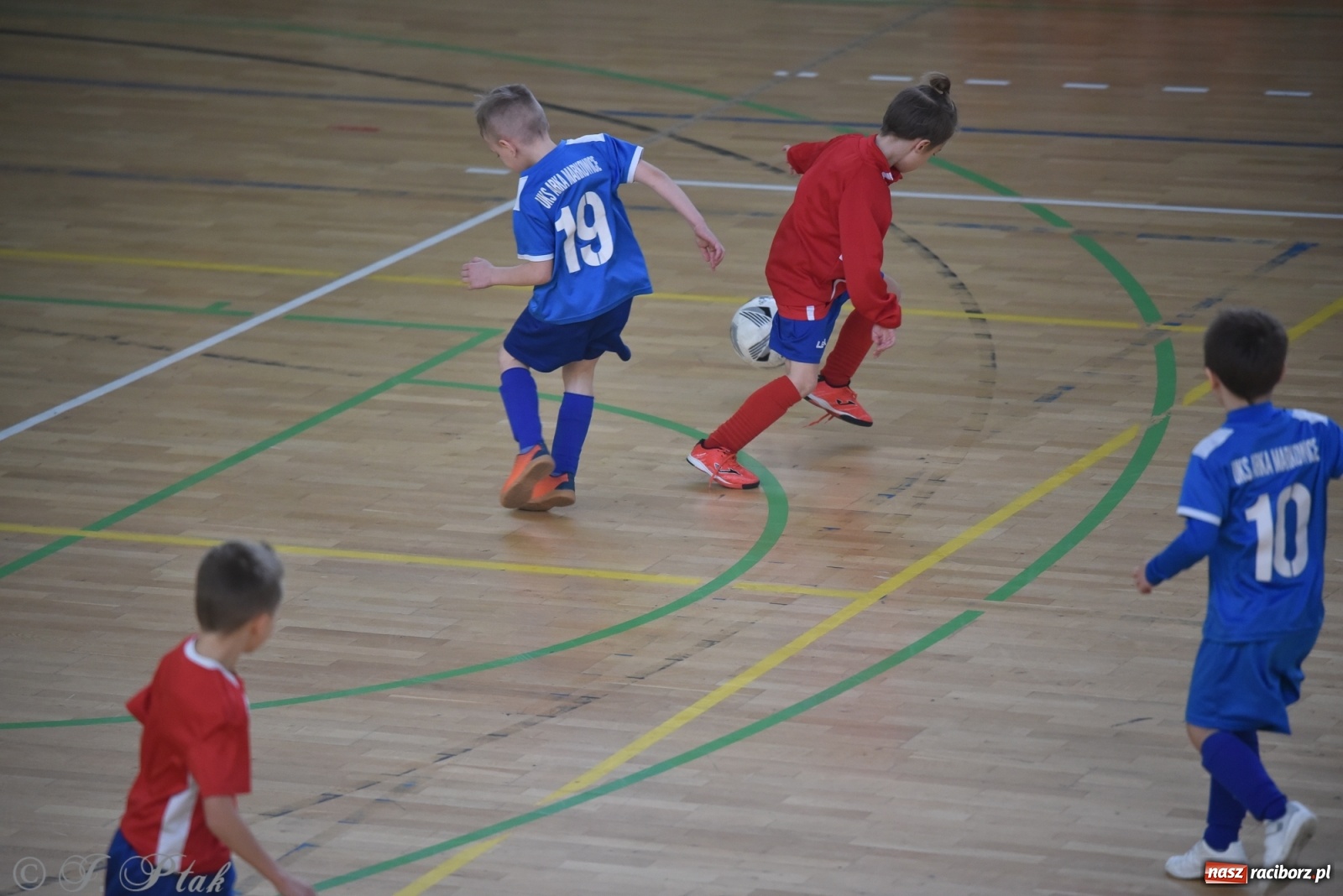 Zdjęcie w galerii na portalu naszraciborz.pl: Piłkarska rywalizacja żaków w Arenie Rafako [FOTO] wiadomości z regionu
