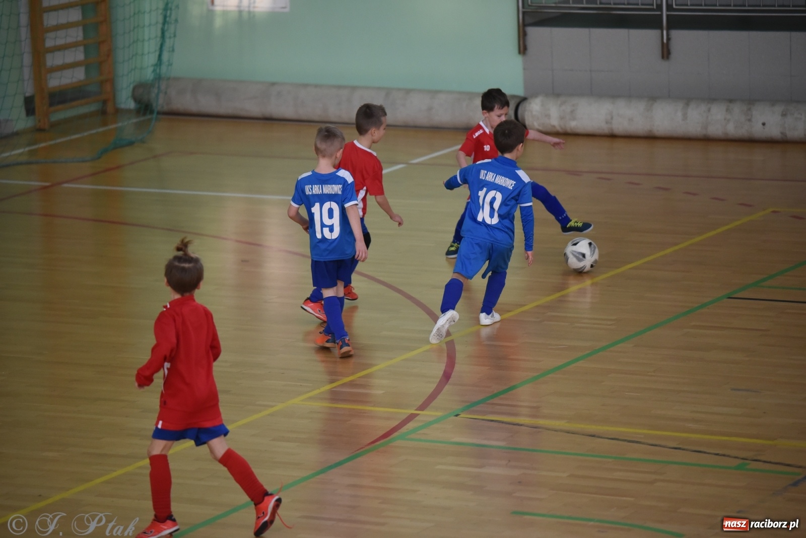 Zdjęcie w galerii na portalu naszraciborz.pl: Piłkarska rywalizacja żaków w Arenie Rafako [FOTO] wiadomości z regionu